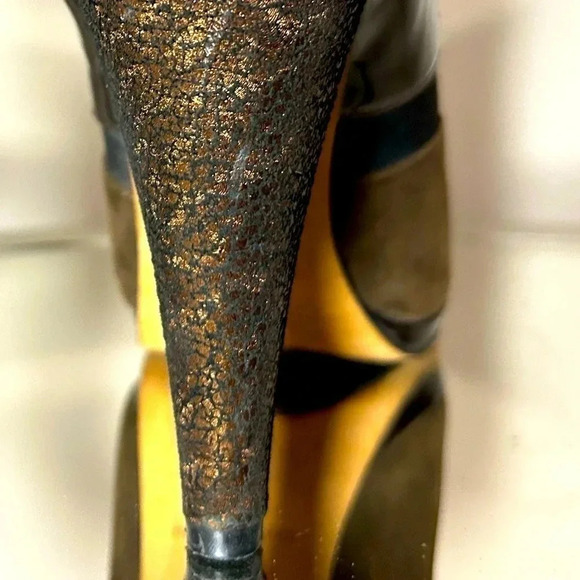 Gently Worn Donald J. Pliner Morgan Brown and Black Leather Sandals, Size 9. - Picture 10 of 10